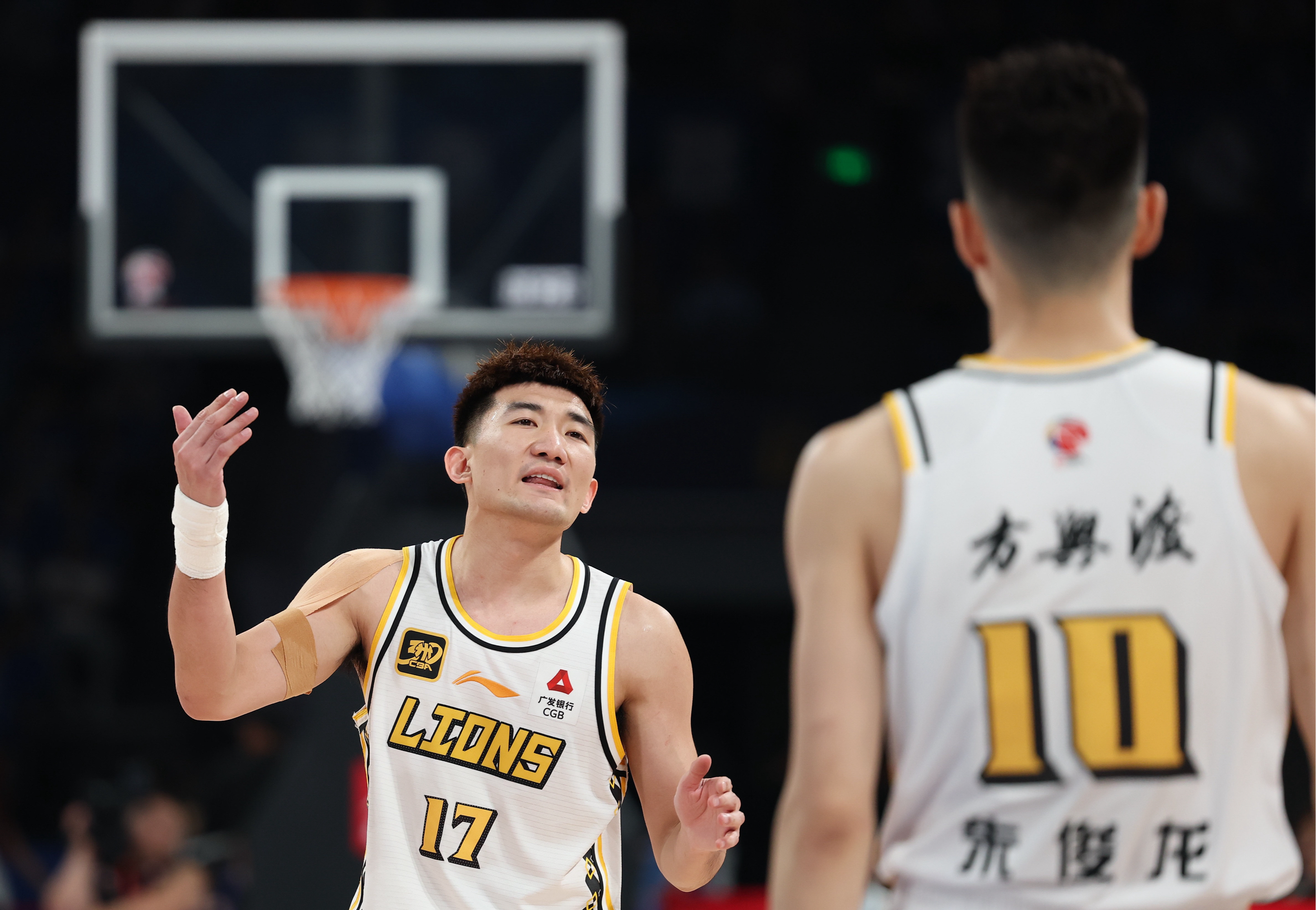 包含关键时刻CBA常规赛焦点战，夏洛特黄蜂队长鼓劲，气氛紧张，赛程密集仍需轮换的词条-开云APP下载